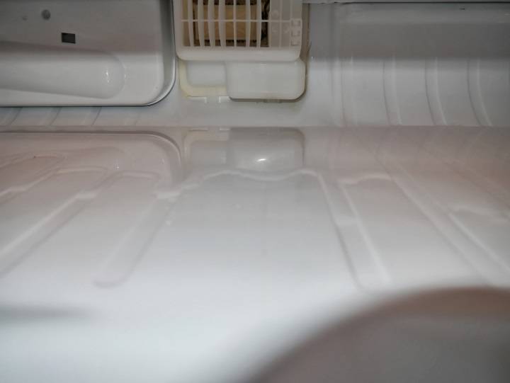 Холодильник течет? скапливается вода под холодильником или внутри него? | рембыттех