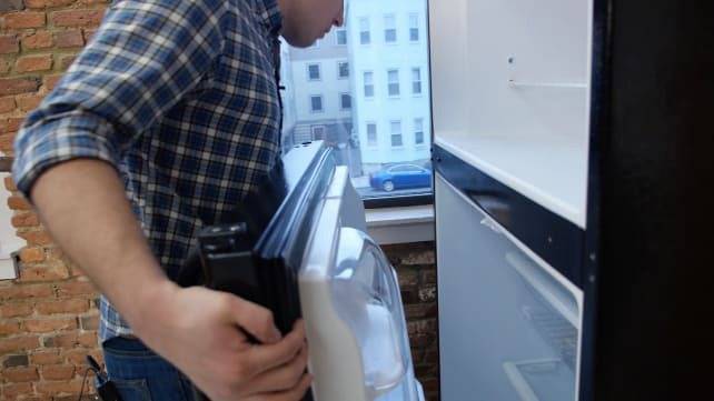 Как самому перевешивать двери холодильника на другую сторону — подробная пошаговая инструкция