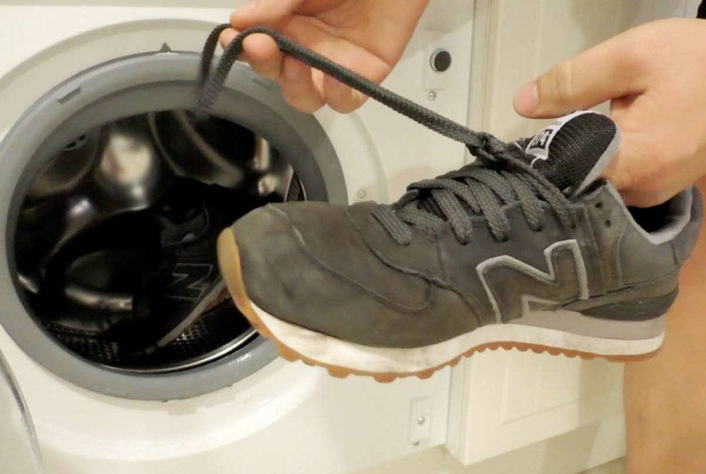 Как правильно стирать кроссовки в автомате. Стирка кроссовок в стиральной машине. Замшевые кроссовки в дождь. Край кроссовок стирается. Жвачка прилипшая к подошве.