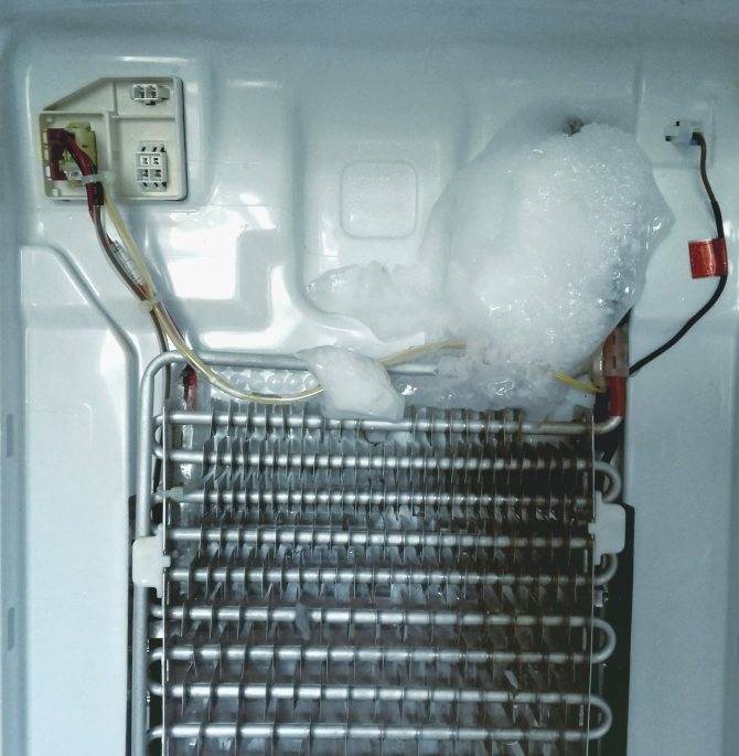 Почему наверху холодильника скапливается вода. почему течет холодильник системы no frost и что делать