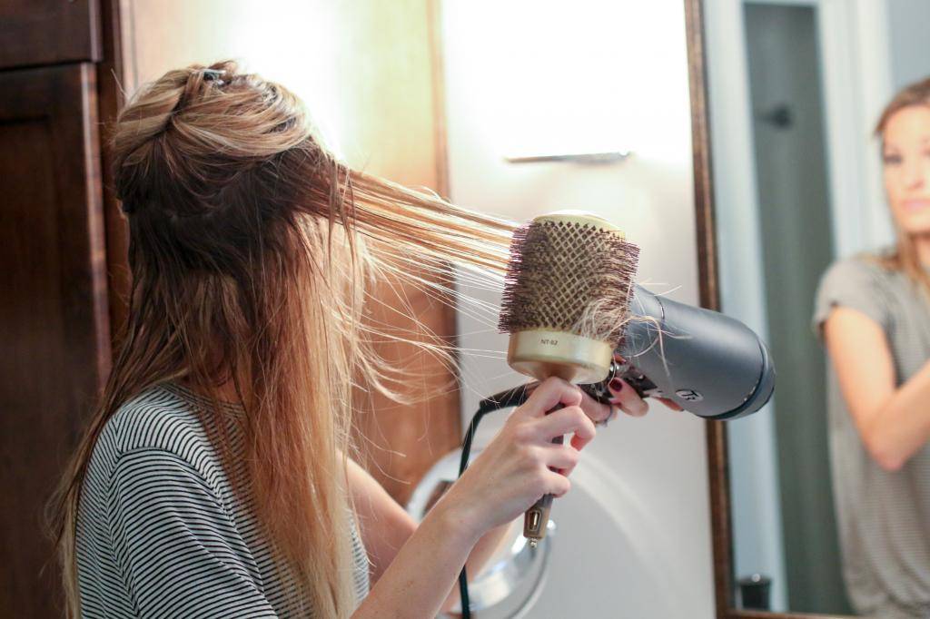 Как сушить волосы феном и не повредить