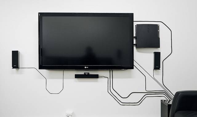 Как красиво спрятать провода от телевизора в интерьере: 10 оригинальных идей с фото