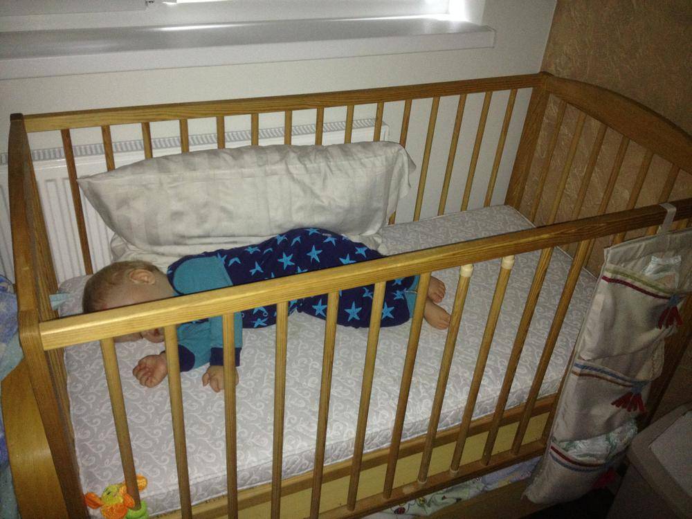 Как выбрать кроватку для новорожденного, на что обратить внимание