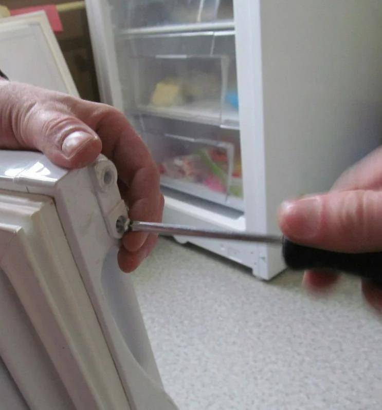 Дверь холодильника не открывается, сильно присасывается