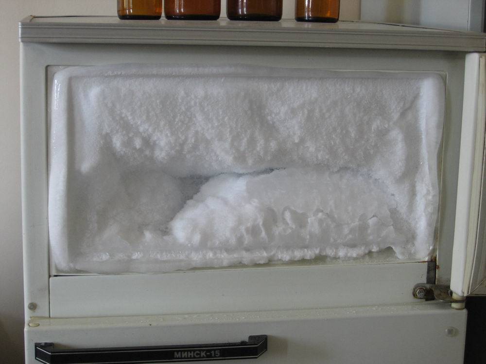 3 полезных совета, как быстро и правильно разморозить холодильник