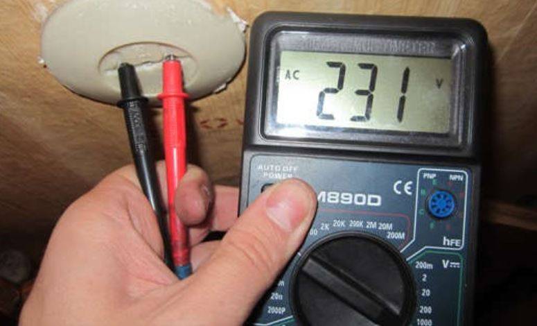 Как проверить напряжение в розетке мультиметром: правила измерения