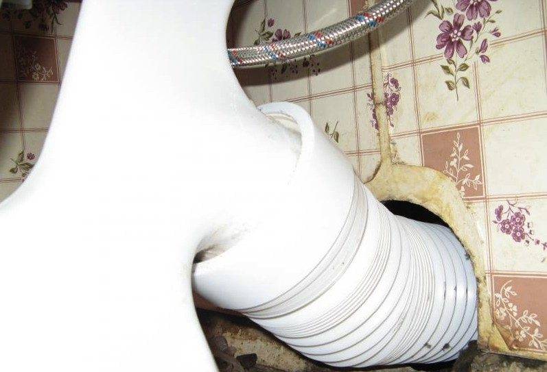 Запах канализации в туалете: обзор возможных причин его возникновения и способов устранения