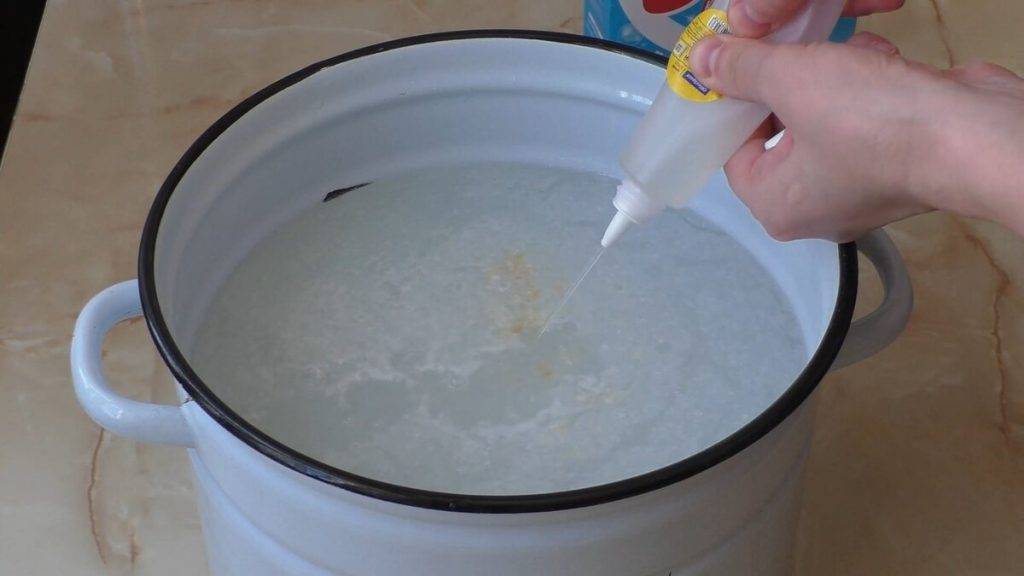 Как очистить сковороду от нагара с помощью клея