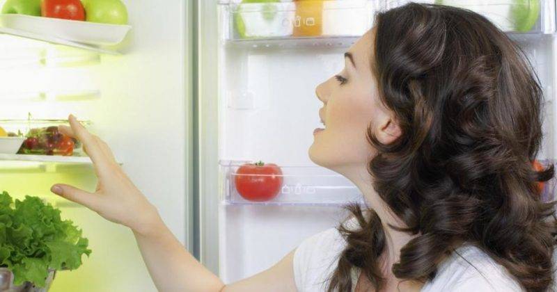 Почему опасно ставить в холодильник горячие блюда