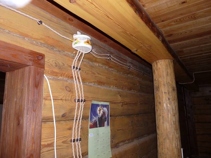 Открытая проводка в деревянном доме своими руками – особенности и способы ее монтажа