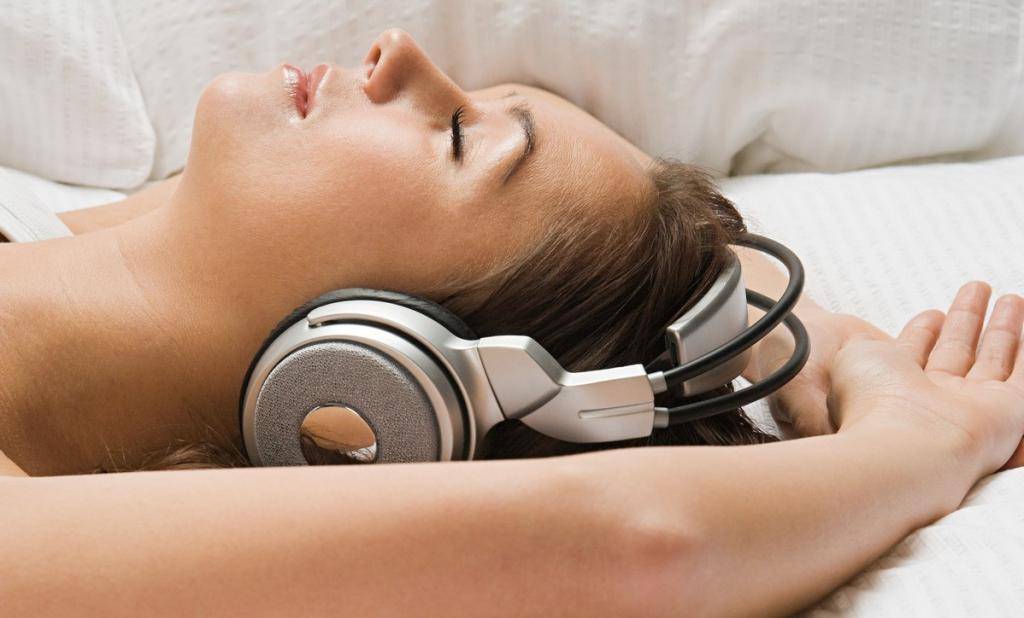 Можно ли спать в наушниках с музыкой: мнение специалистов