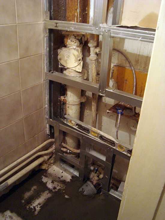 Как и чем закрыть трубы в туалете – маскируем канализационные трубы