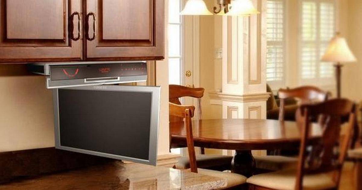 Лучшие телевизоры для кухни. Складной телевизор для кухни. Телевизор на кухне. Подвесной телевизор на кухню. Телевизор на кронштейне на кухне.