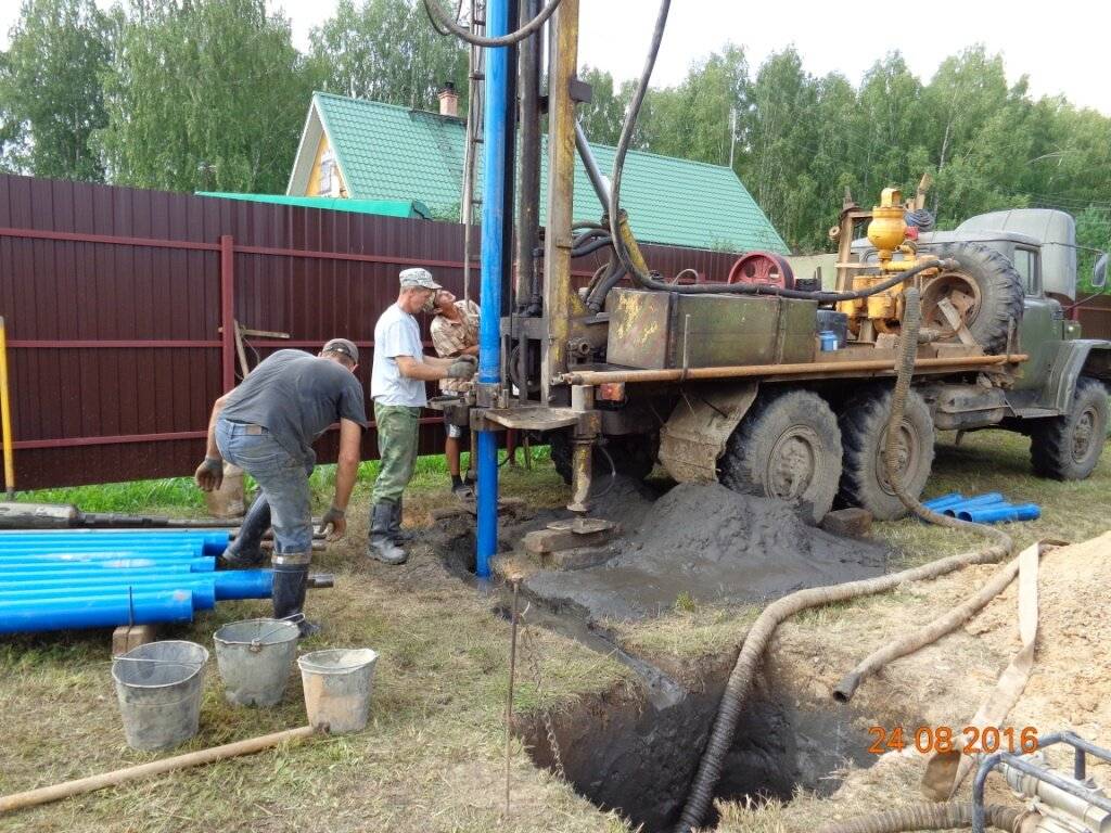 Где и когда лучше бурить скважину на участке: общие правила + советы опытных буровиков
