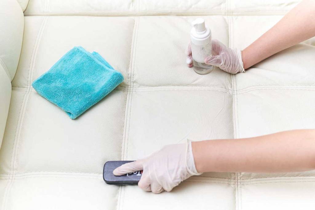 Чем отмыть кровь с дивана: выводим пятно из ткани и кожи