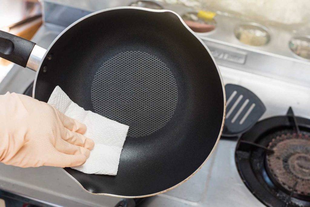Чистим сковороду с антипригарным покрытием внутри и снаружи. как почистить сковородку с антипригарным покрытием