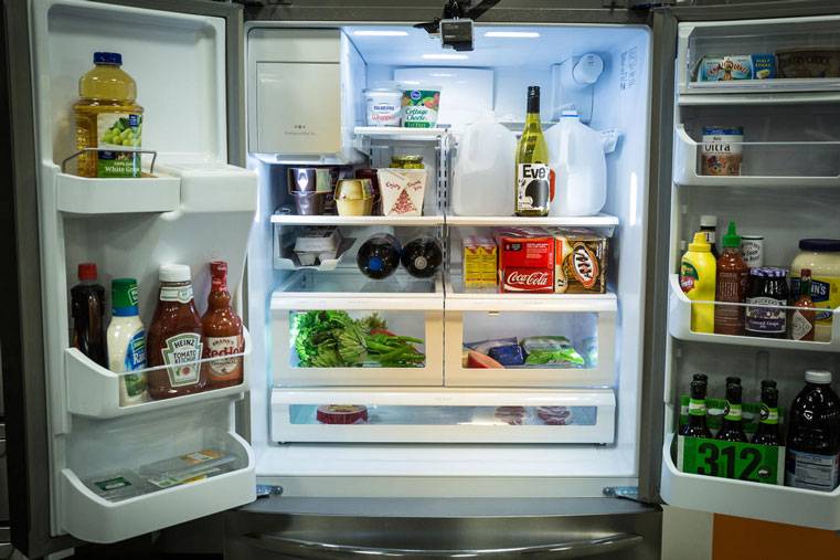 Почему нельзя ставить горячее в холодильник? что может случиться? :: syl.ru