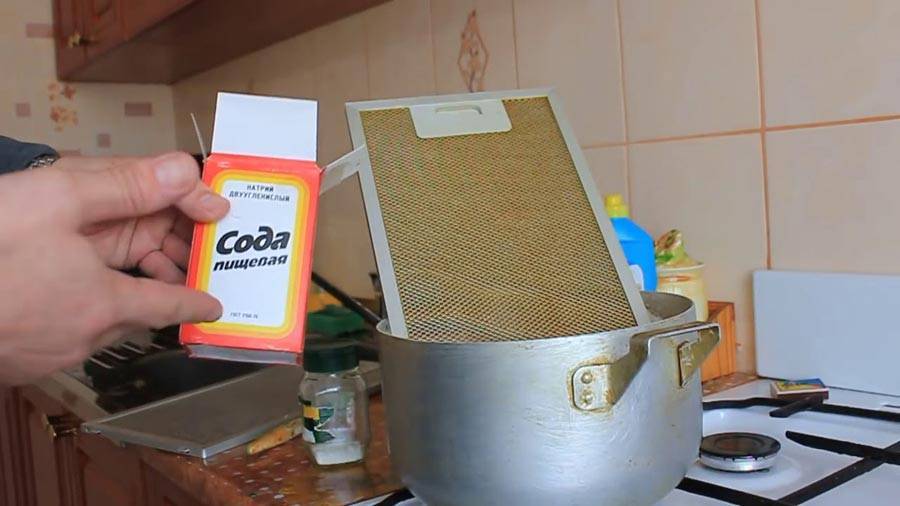 Как и чем отмыть вытяжку на кухне от жира