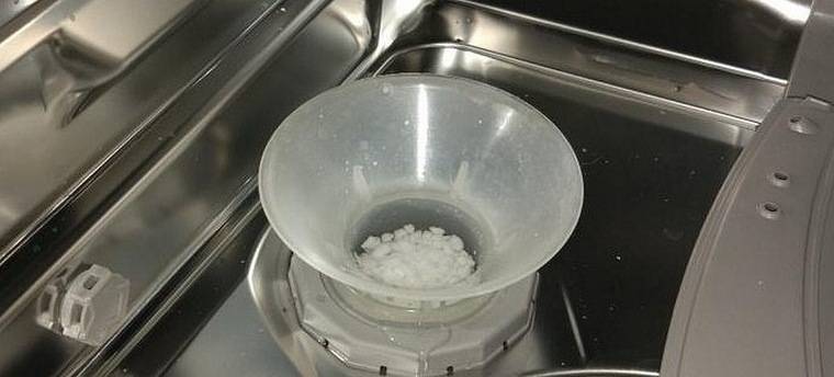 Как добавлять соль в посудомоечную. Воронка для соли посудомоечной машины Bosch. Воронка для засыпки соли в посудомоечную машину Bosch. Воронка для соли посудомоечной машины Electrolux. Воронка для соли посудомоечной машины Bosch 45 см.