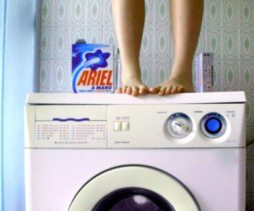 Почему прыгает стиральная машина при отжиме: причины вибрации, как ее устранить и избежать в будущем