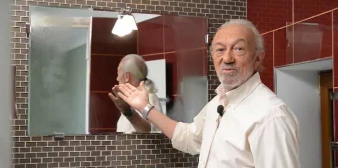 Чем помыть зеркало без разводов: как защитить от влаги и очистить от известкового налета