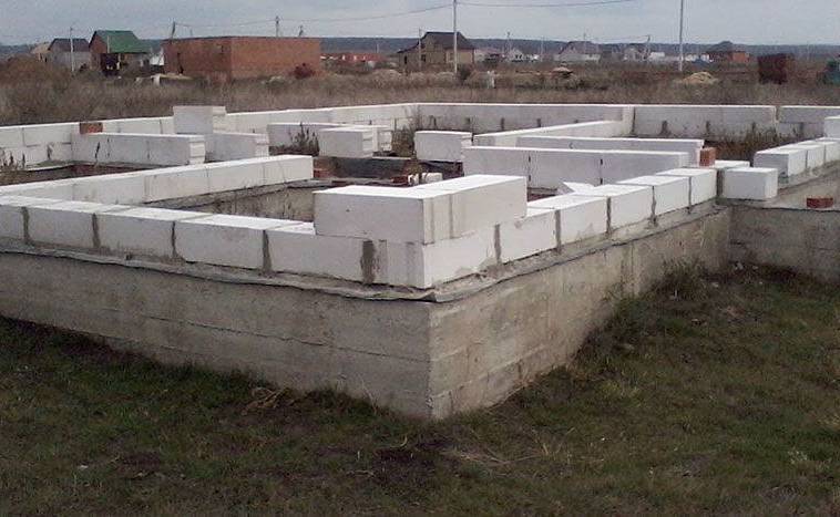Какой марки бетон нужен для фундамента дома из пеноблоков?