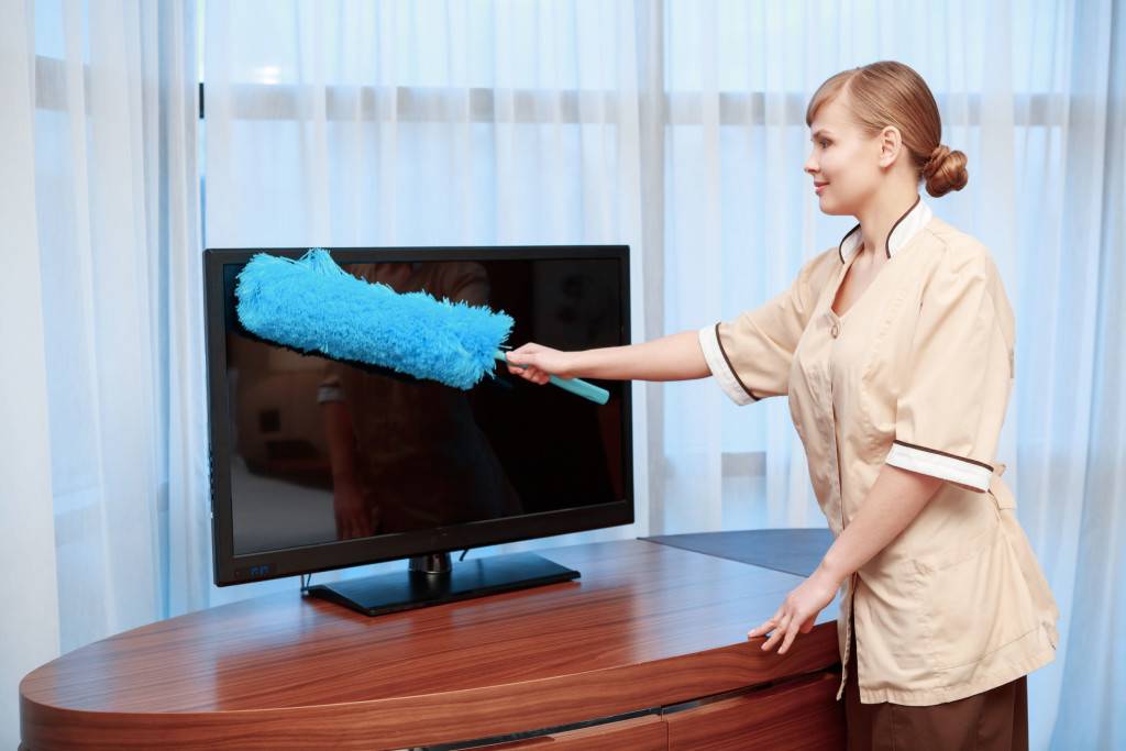 Как и чем протирать экран телевизора в домашних условиях