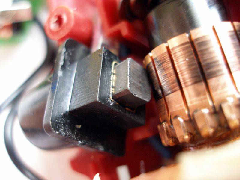 Щетки электродвигателя — причины искрения, методы проверки и устранения