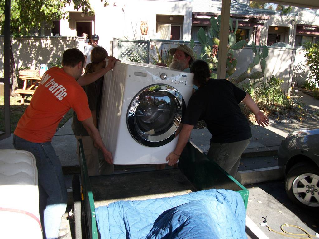 Как перевозить стиральную машину (лежа, без транспортировочных болтов, на боку)