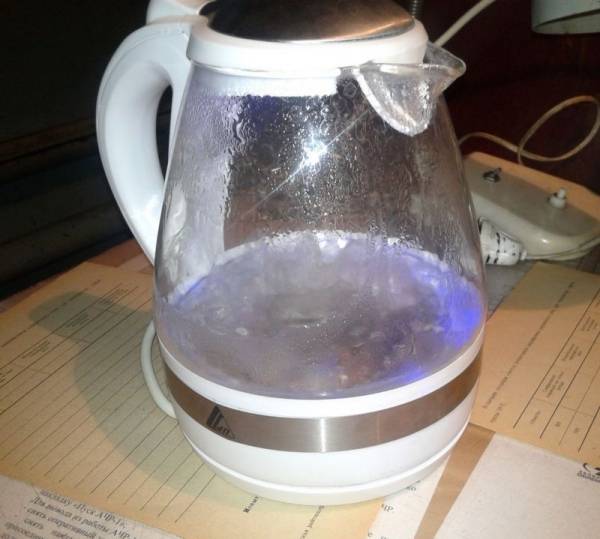 Чем заклеить пластиковый электрический чайник: почему он протекает, что делать