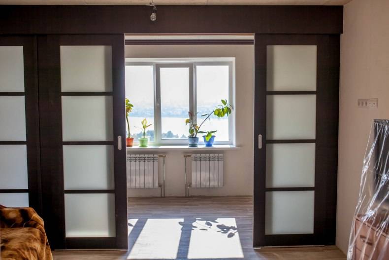 Межкомнатные двери: как подобрать их к интерьеру квартиры? (35 фото)