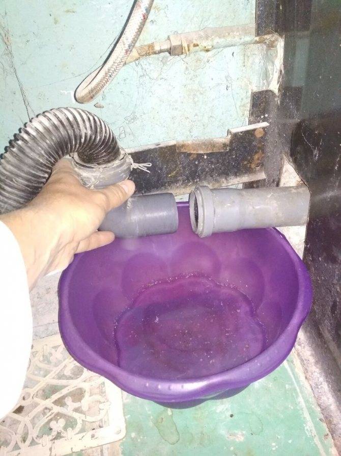 Как почистить трубу канализации