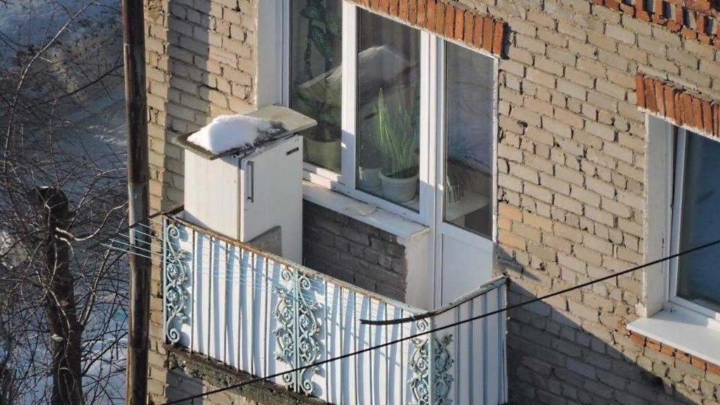 Можно ли ставить и эксплуатировать холодильник на балконе зимой