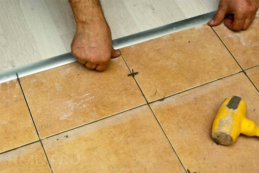 Как снять плитку с пола: демонтаж старой плитки без сохранения цельности и как аккуратно снять плитку не повредив ее