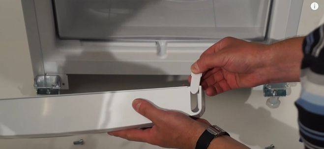 Как приподнять дверь холодильника - перекошена дверь: что делать?