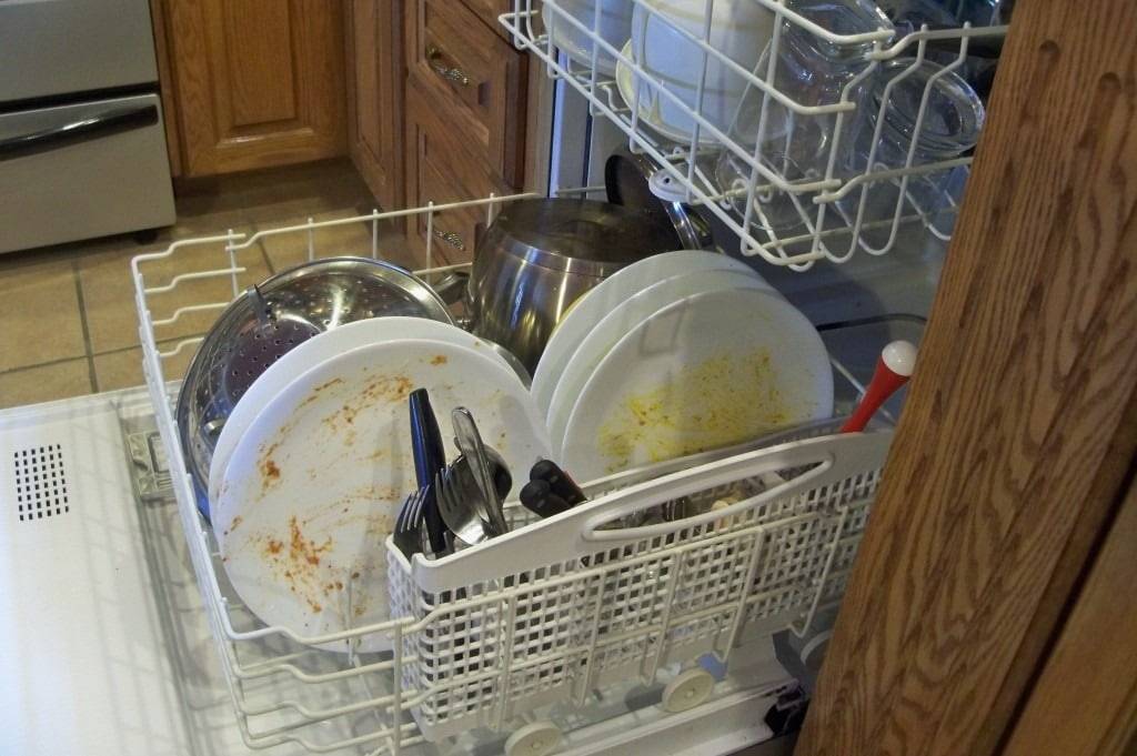 Почему после посудомойки на посуде остается белый налет, посуда мутная