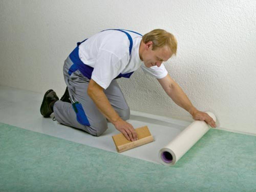 Приклеить линолеум к бетонному полу: можно ли крепить материал на стяжку и какой клей для этого подходит