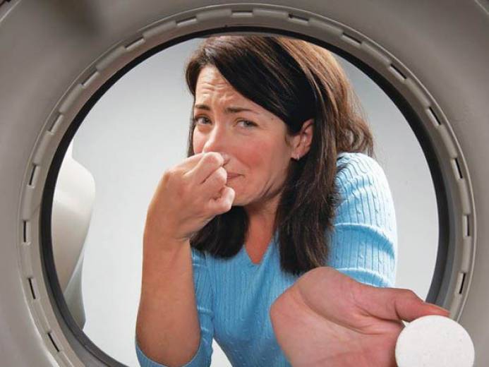 Запах из стиральной машины: от чего появляется и как от него избавиться?