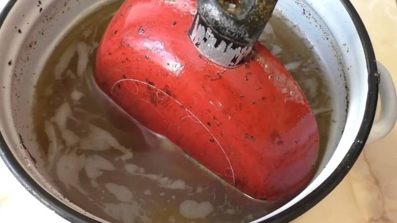 Как очистить кастрюлю клеем и содой: простой и доступный способ