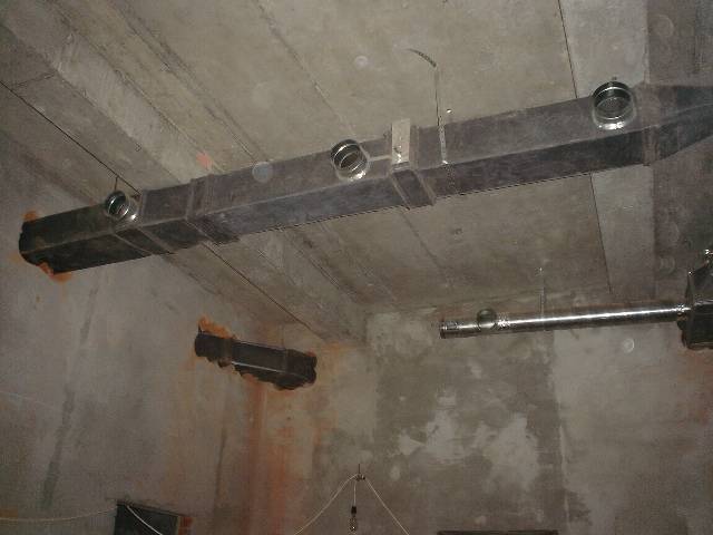 Как повесить навесные шкафы на стену с венткоробом?