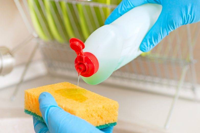 Топ-5 вариантов применения губки для мытья посуды на даче