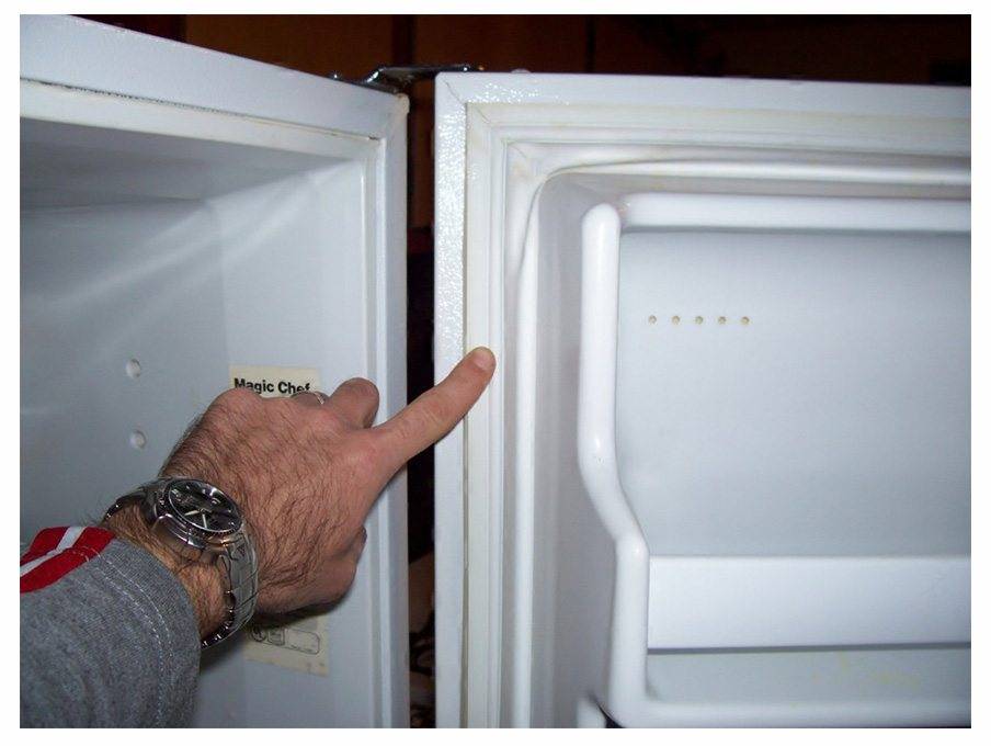 Неплотно закрывается дверь холодильника что делать: ремонт дверцы, отошла резинка, как отрегулировать, полезные советы, фото