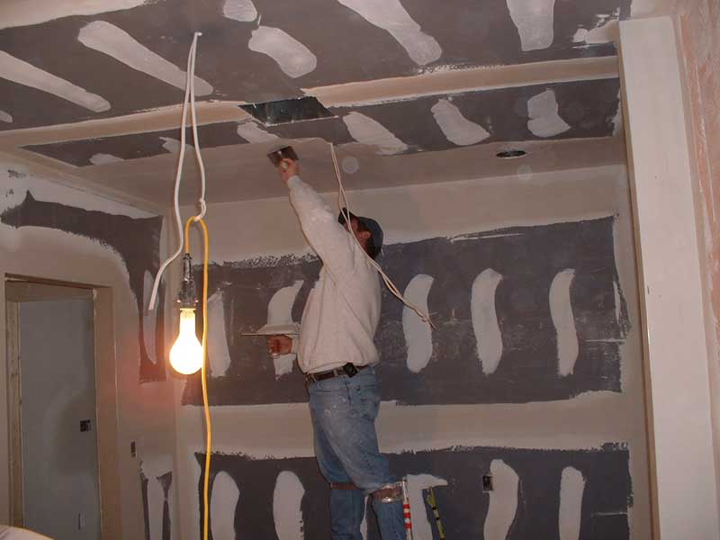 Как самому выровнять стены и потолок при помощи шпаклевки