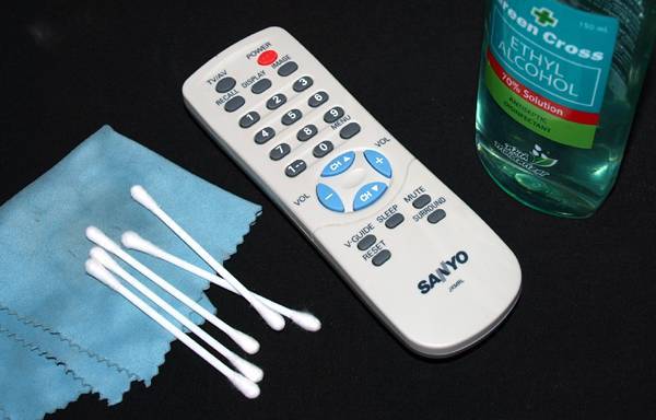 Как правильно почистить пульт от телевизора