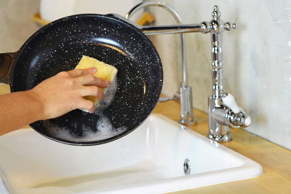 Как правильно пользоваться сковородками с антипригарным покрытием