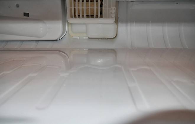 Почему течет холодильник и как это исправить