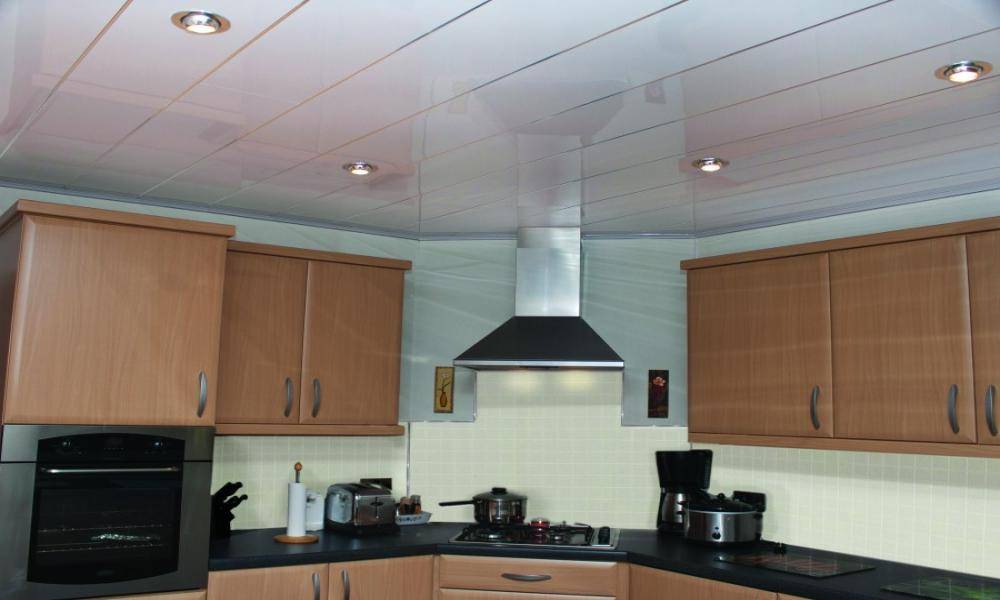 Натяжной потолок на кухне: варианты дизайна
