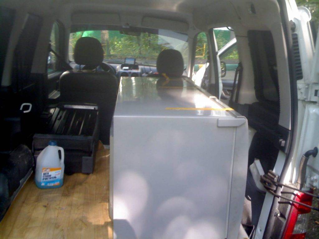 Можно ли перевозить холодильник лёжа на боку в машине: правила безопасности
