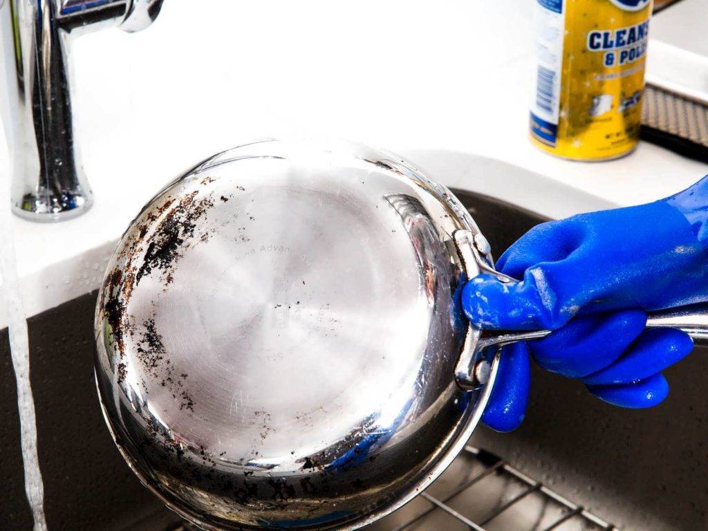 Как очистить кастрюлю от нагара и жира: эффективные средства и способы очищения