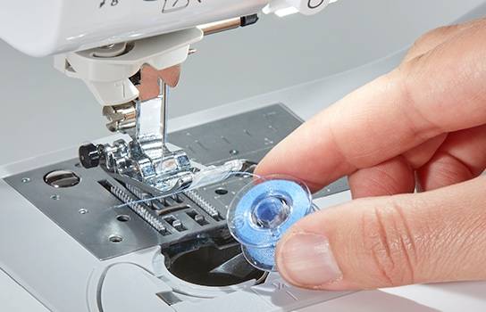 Этот инструмент позволит сделать строчки качественнее: как шить двойной иглой на швейной машине?